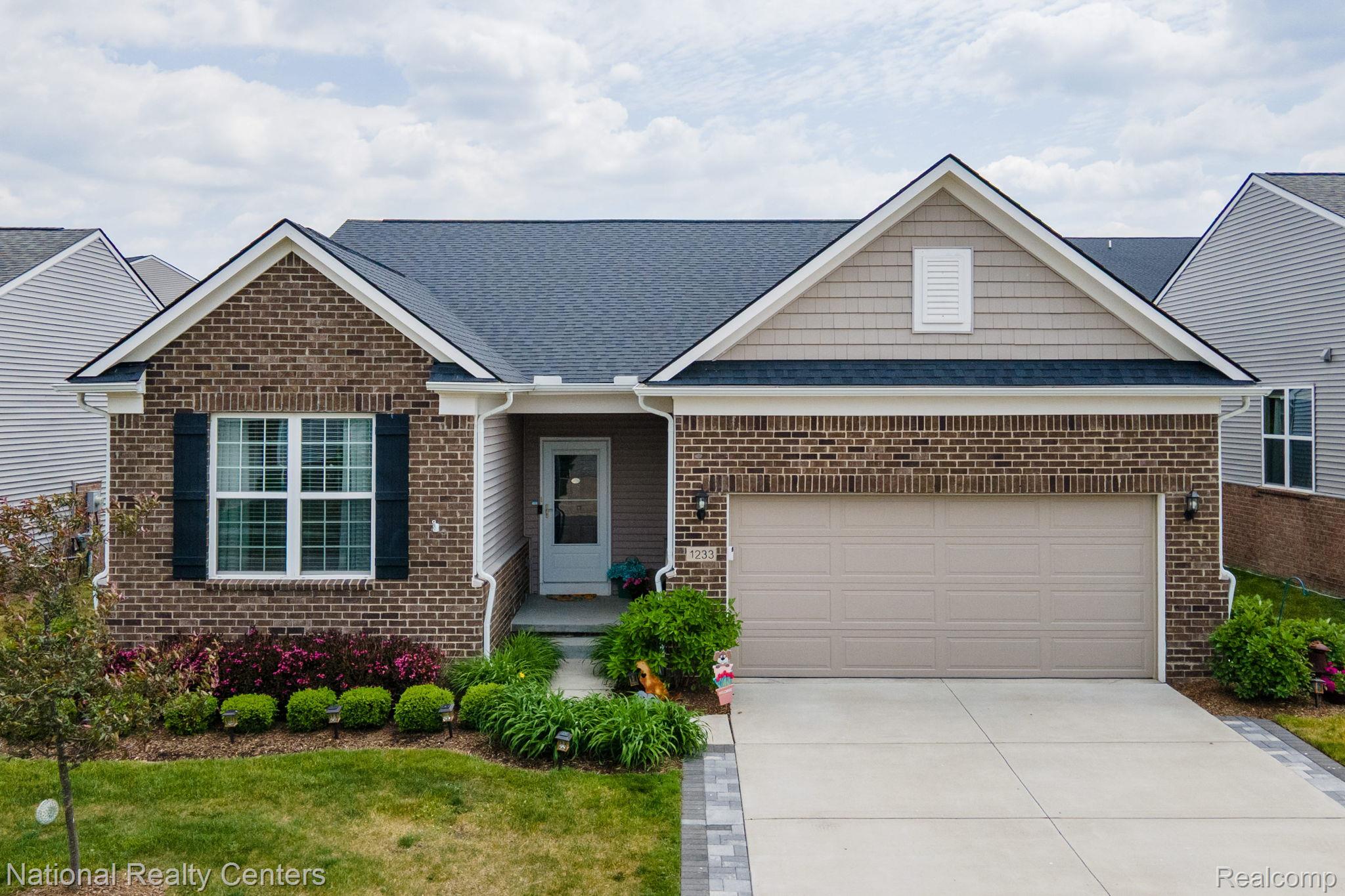 1233 Lark St, Orion Charter Township, MI, 48360