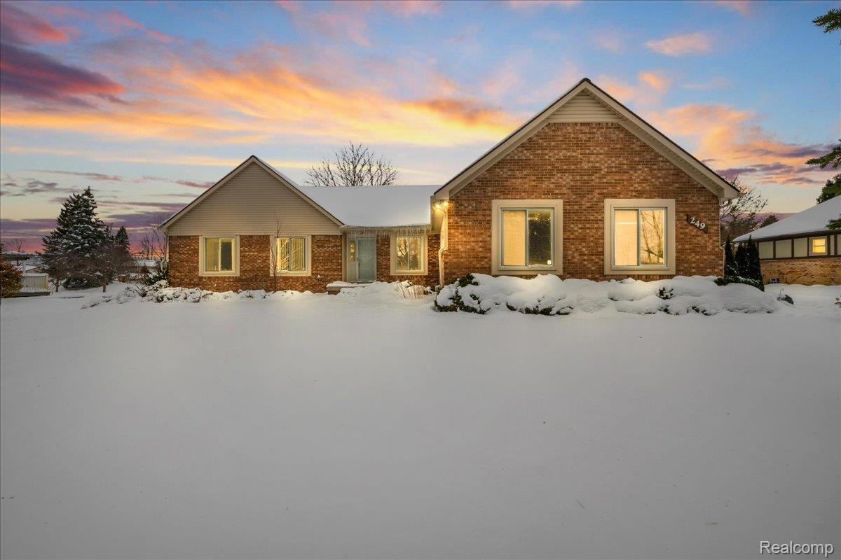 249 E Silverbell Road, Orion Charter Township, MI, 48360