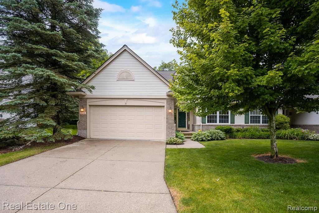 Homes for sale - 328 Four Seasons Drive, Lake Orion Vlg, MI 48360 –...