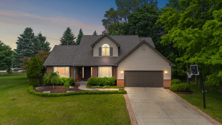 NEW ON MARKET! 624 Glenmoor Dr., Oxford, MI 48371